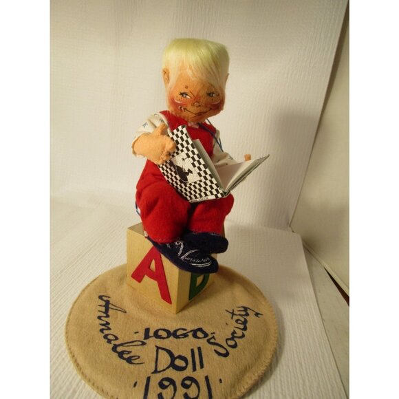 Annalee Doll Society Logo Kid 1991 Boy Reading Mother Goose Book, Pin & Tags - Picture 12 of 12